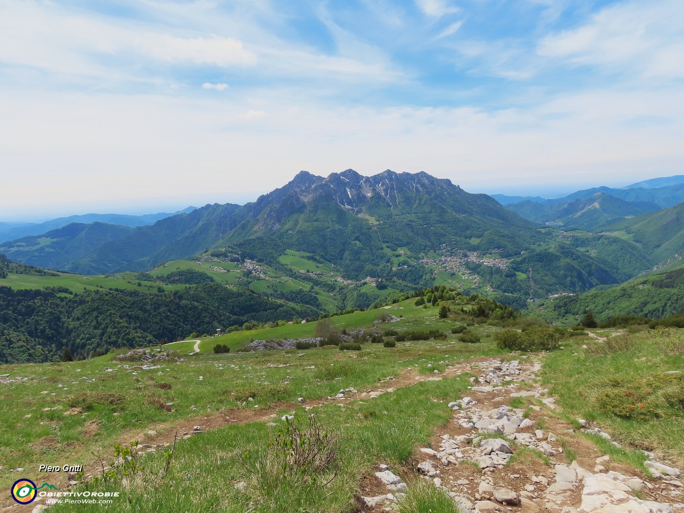 55 In discesa sul sent. 221 con vista in Alben.JPG